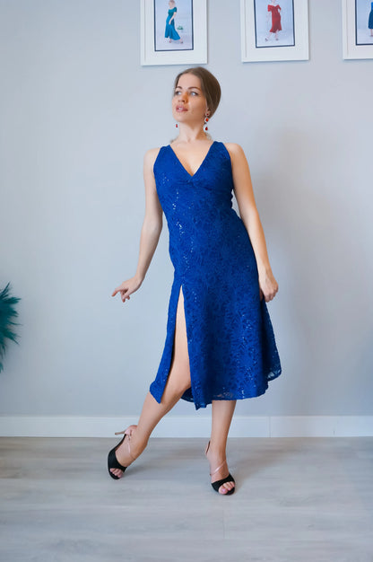 Woman wearing a blue tango dress with a slit