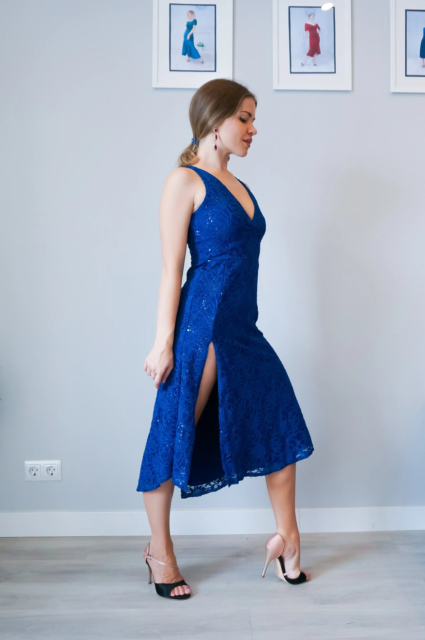 Woman wearing a blue tango dress with a slit