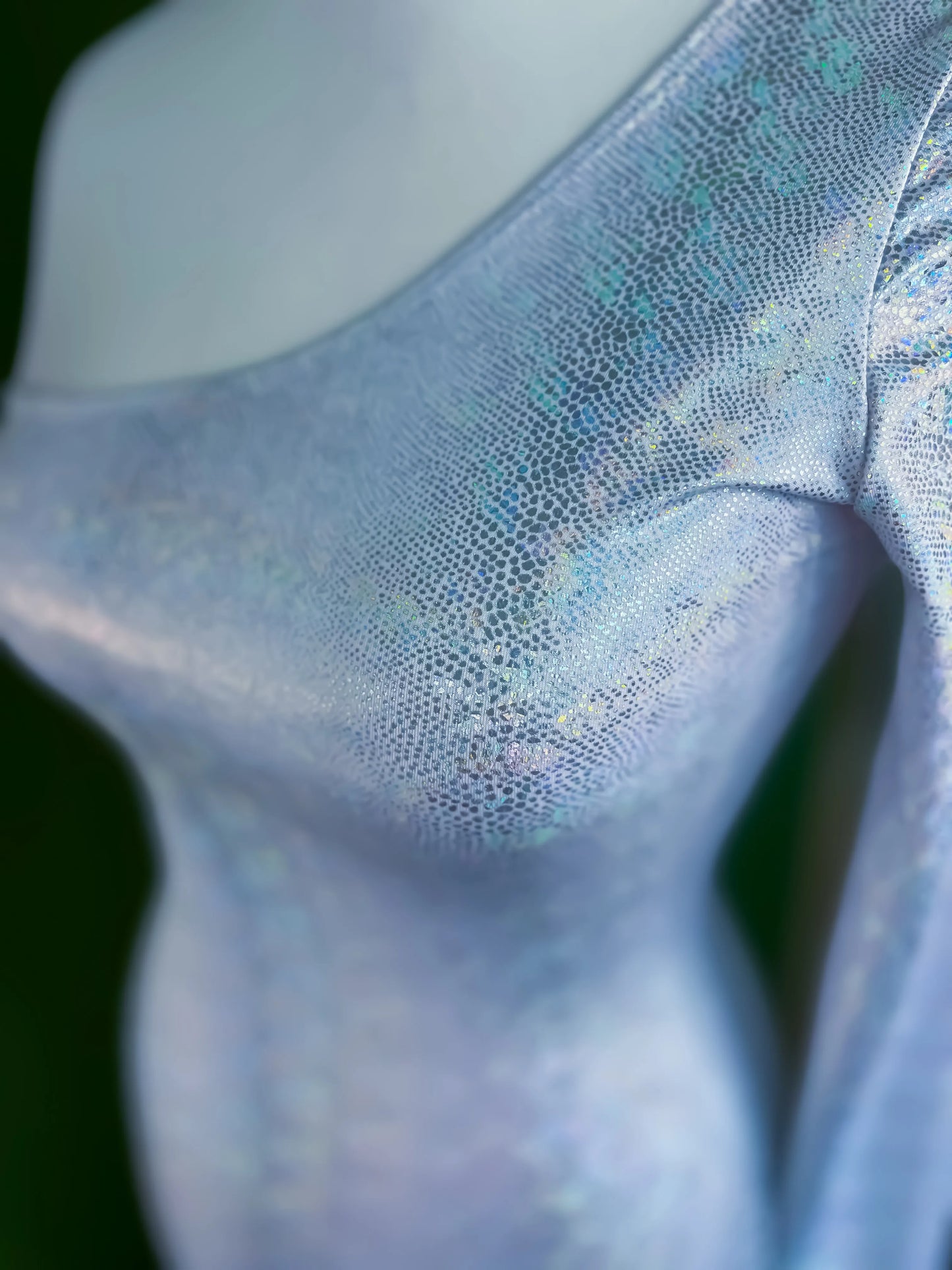 Robe asymétrique éblouissante aux reflets argentés