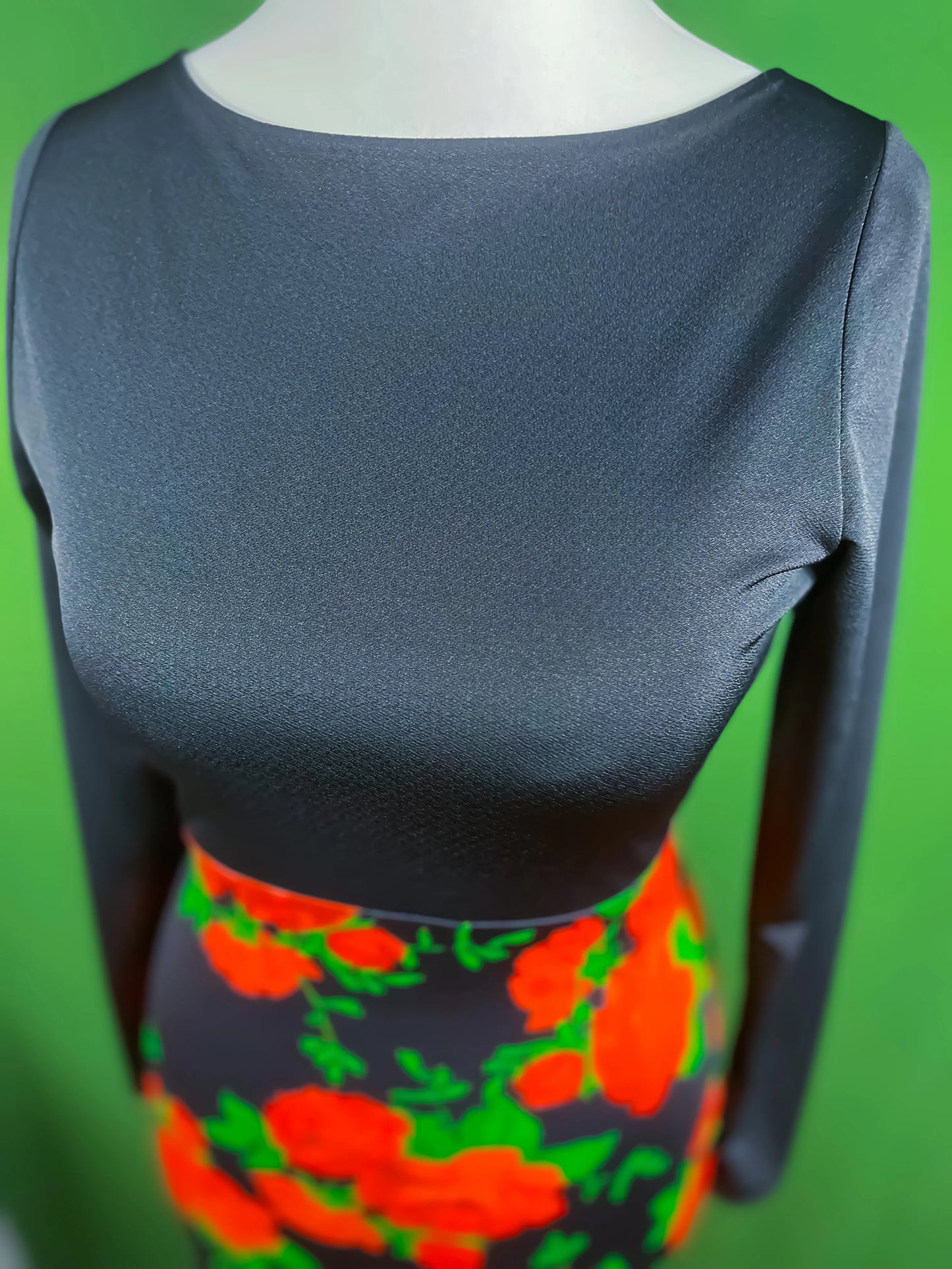 Passionate jersey dress with vibrant rose print and dramatic tail