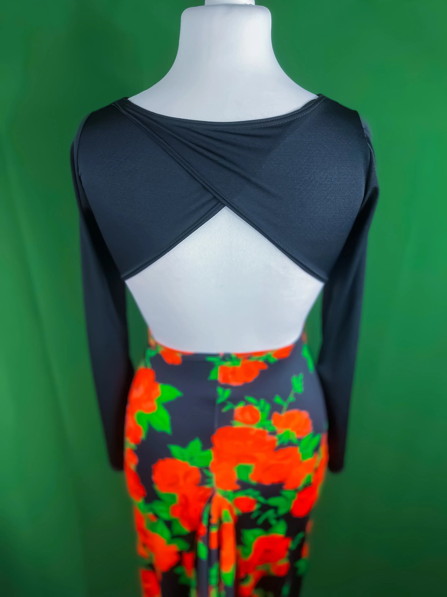 Passionate jersey dress with vibrant rose print and dramatic tail