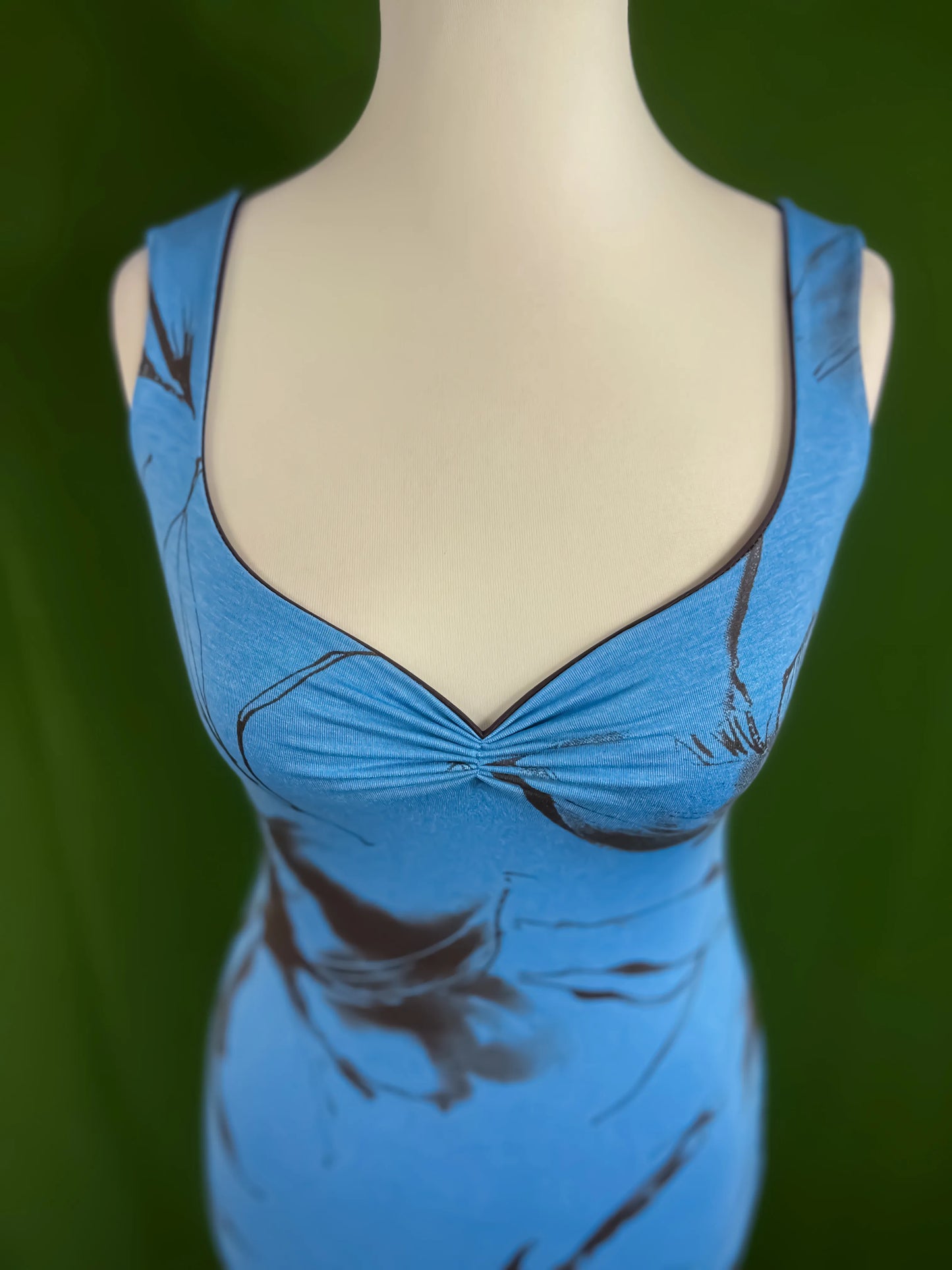 Viscose tango dress with sweetheart neckline and flounce hem