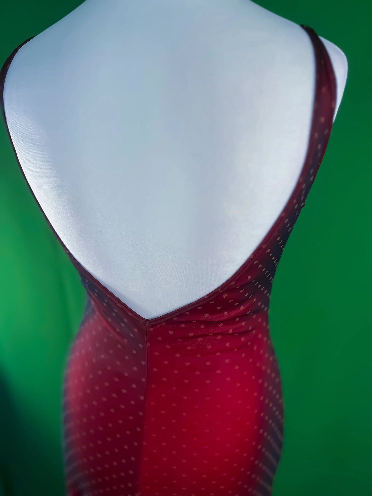 Elegantes rotes Tangokleid mit Schlitz und V-Rückenausschnitt, Detailansicht