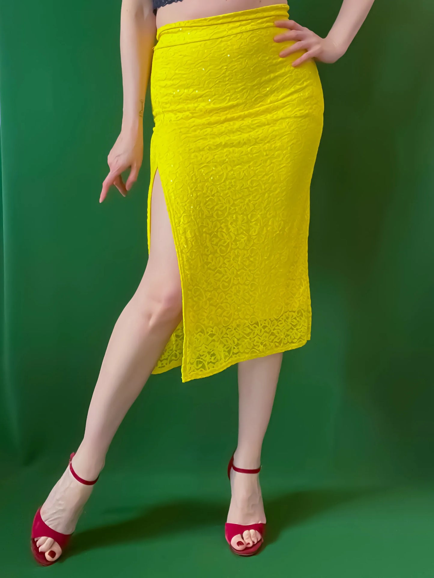 Elegant fitted lace skirt with front and back slits