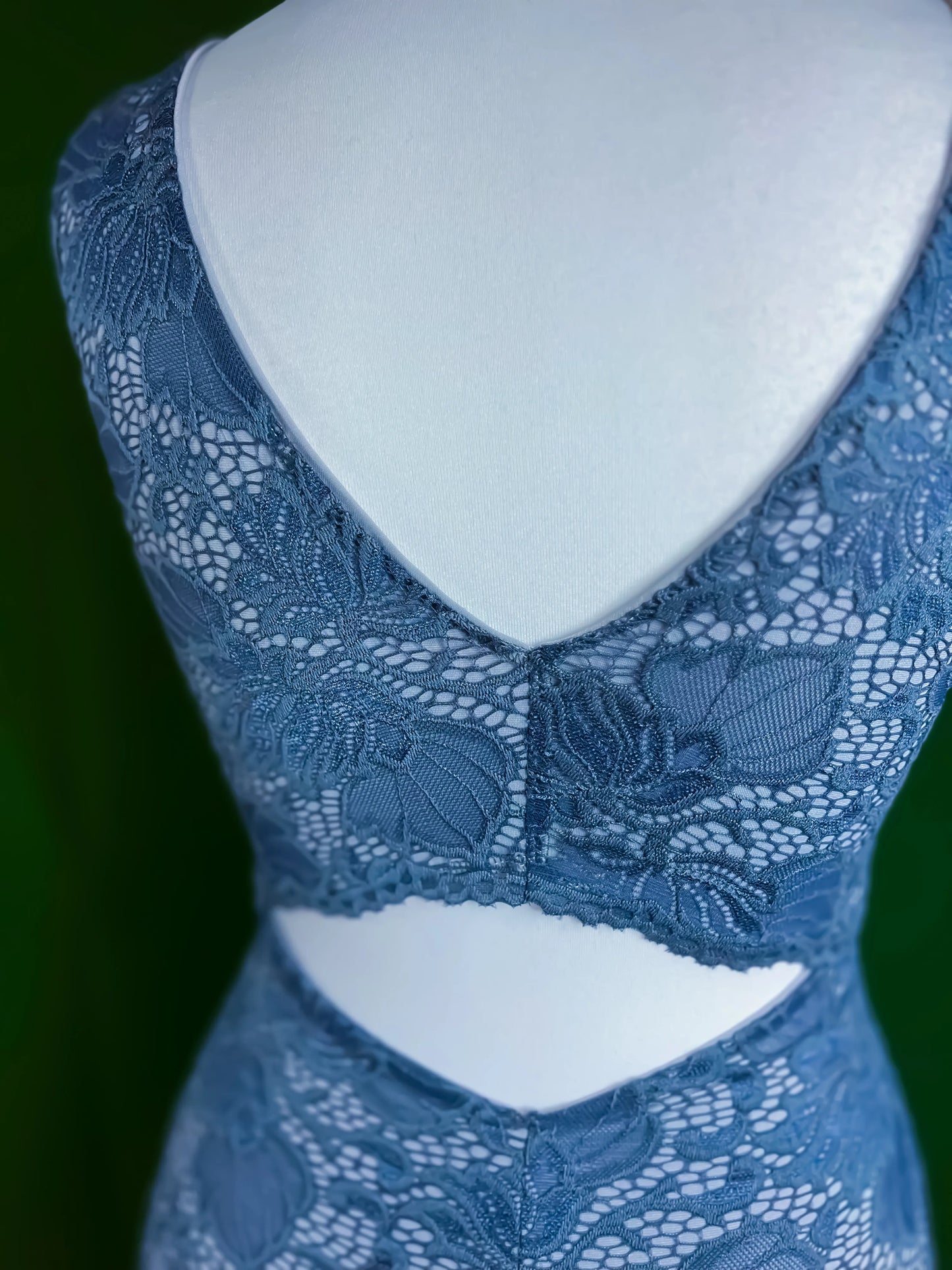 Refined lace evening tango dress with back slit