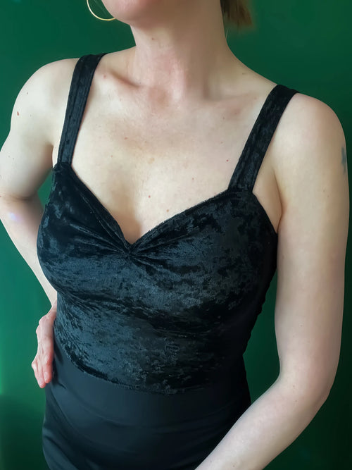 Haut de tango en velours à larges bretelles et fronces optionnelles au niveau de la poitrine