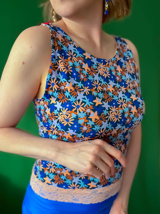 Women’s tango top in printed silky jersey with a sleeveless fitted silhouette and delicate lace detail at the hem.