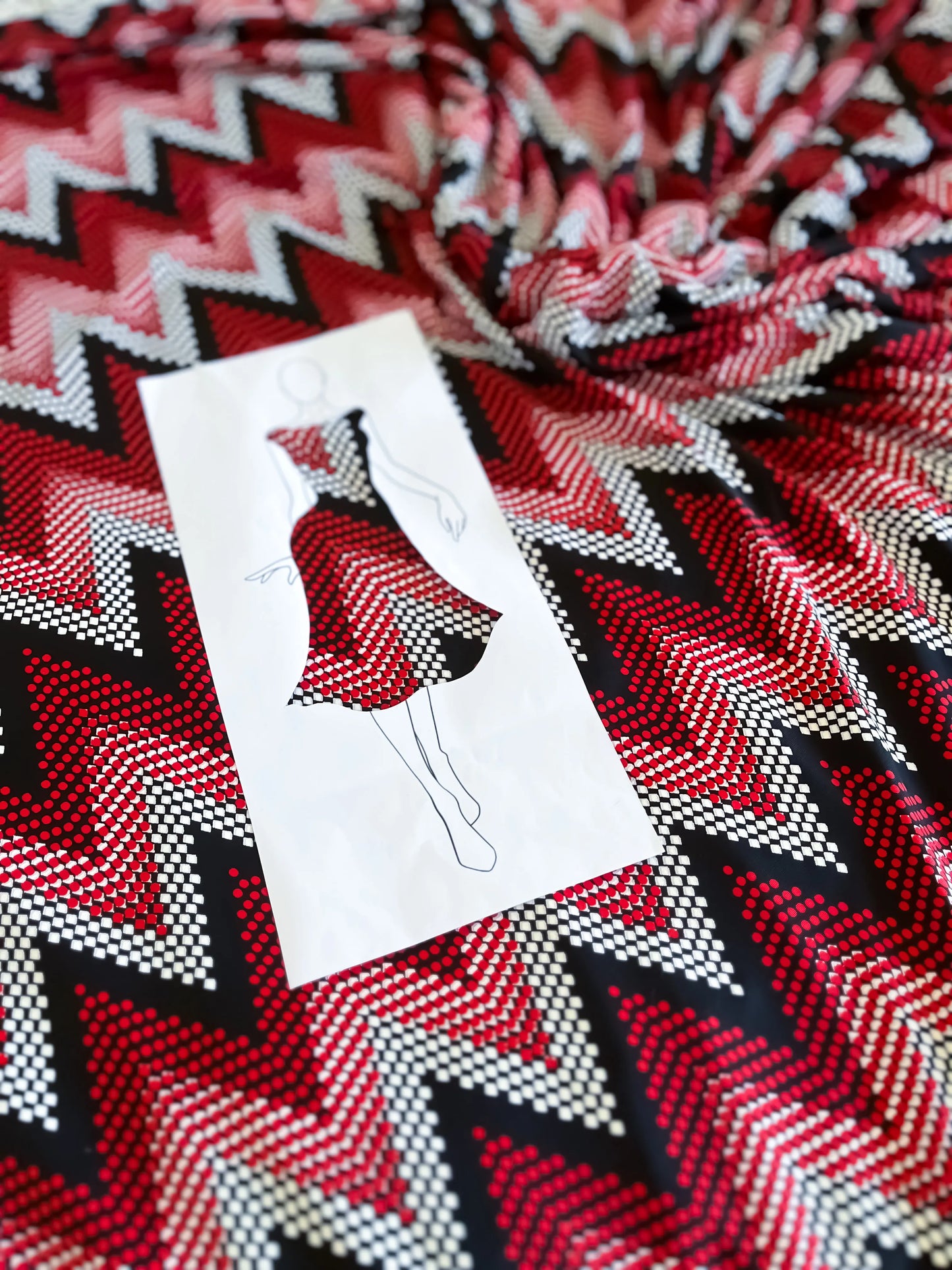 Unique tango dress in knit with knot accent and sleek fit