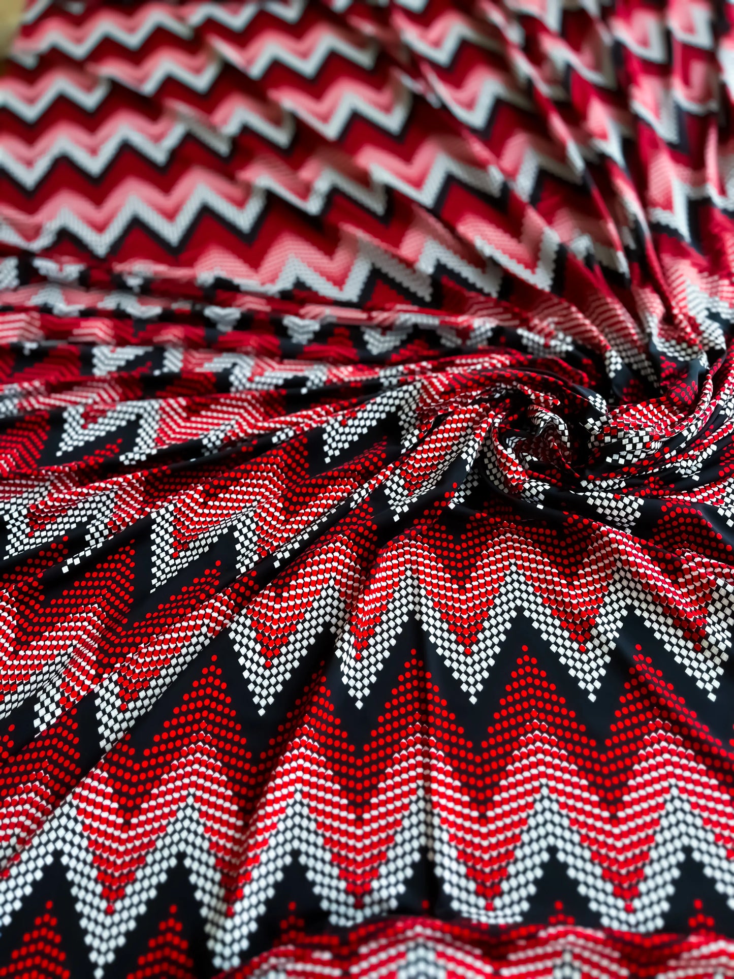 Unique tango dress in knit with knot accent and sleek fit