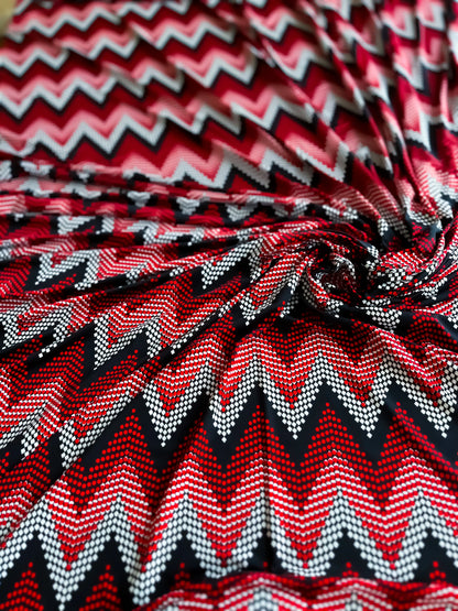 Unique tango dress in knit with knot accent and sleek fit