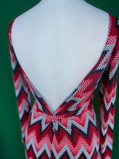 Unique tango dress in knit with knot accent and sleek fit