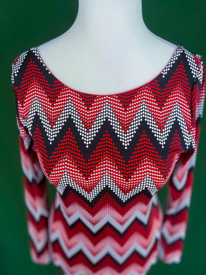 Unique tango dress in knit with knot accent and sleek fit