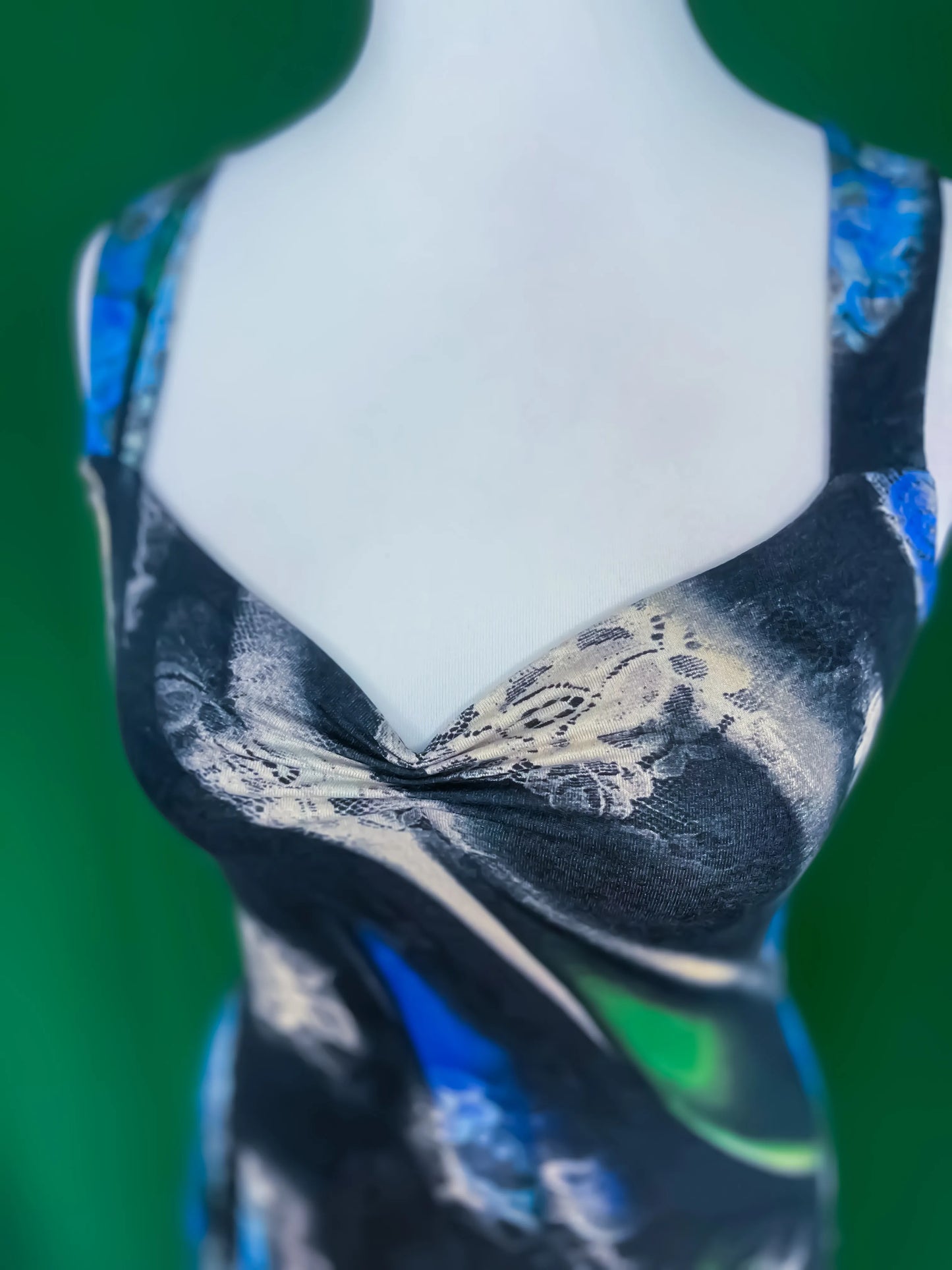 Confident and elegant viscose tango dress with flared silhouette