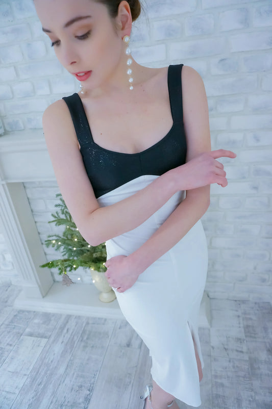 Robe de tango élégante noire et blanche avec ourlet en queue de poisson