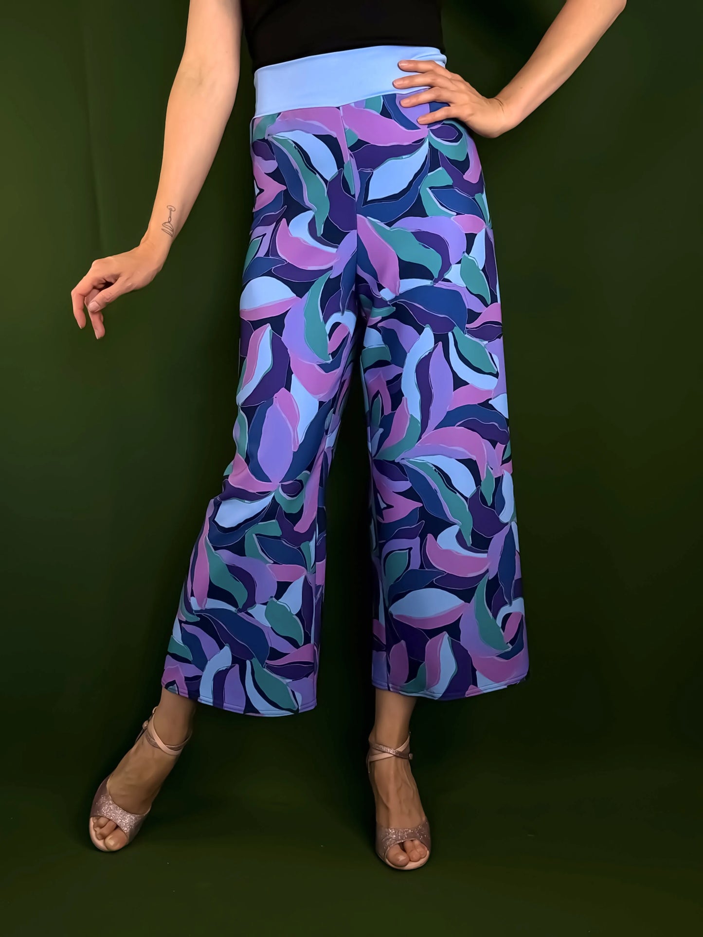Elegant tango trousers with jersey waistband.