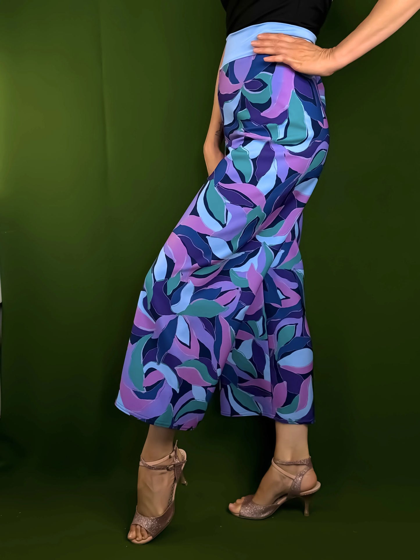 Elegant tango trousers with jersey waistband.