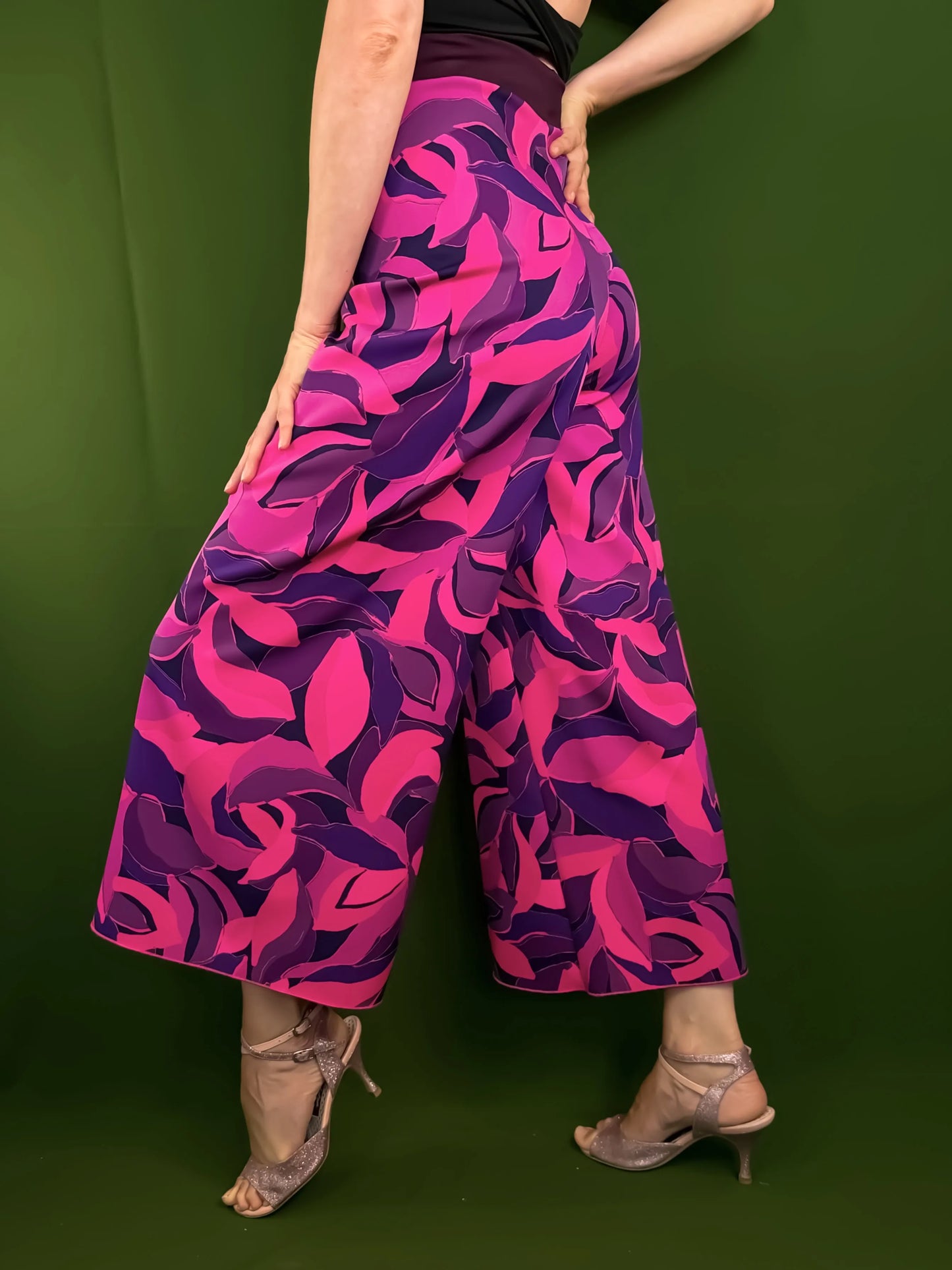 Elegant tango trousers with jersey waistband.