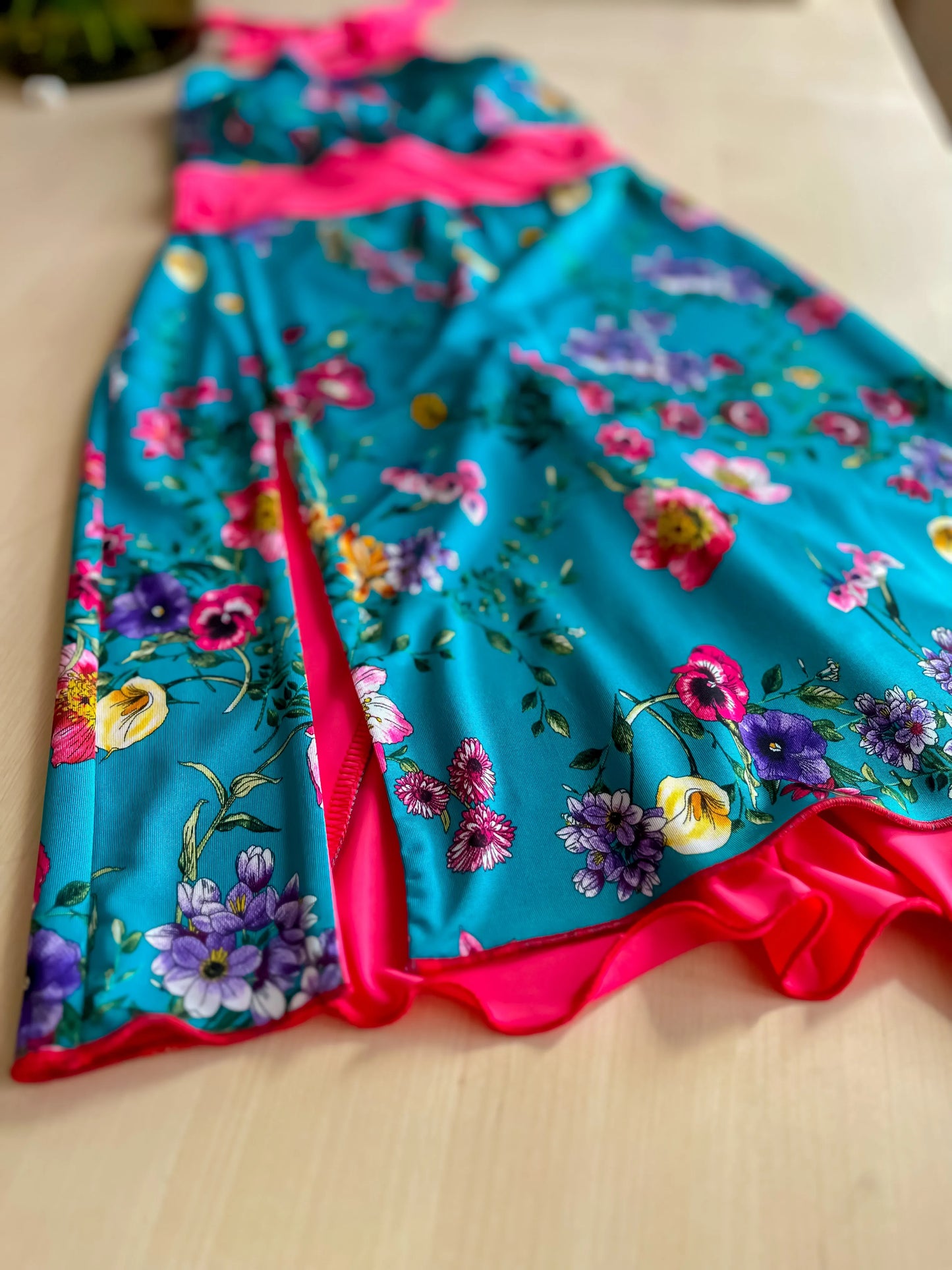 Playful viscose tango dress with voluminous back tail