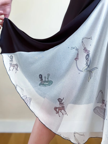 Flowing tango dress with open waist and silk tail