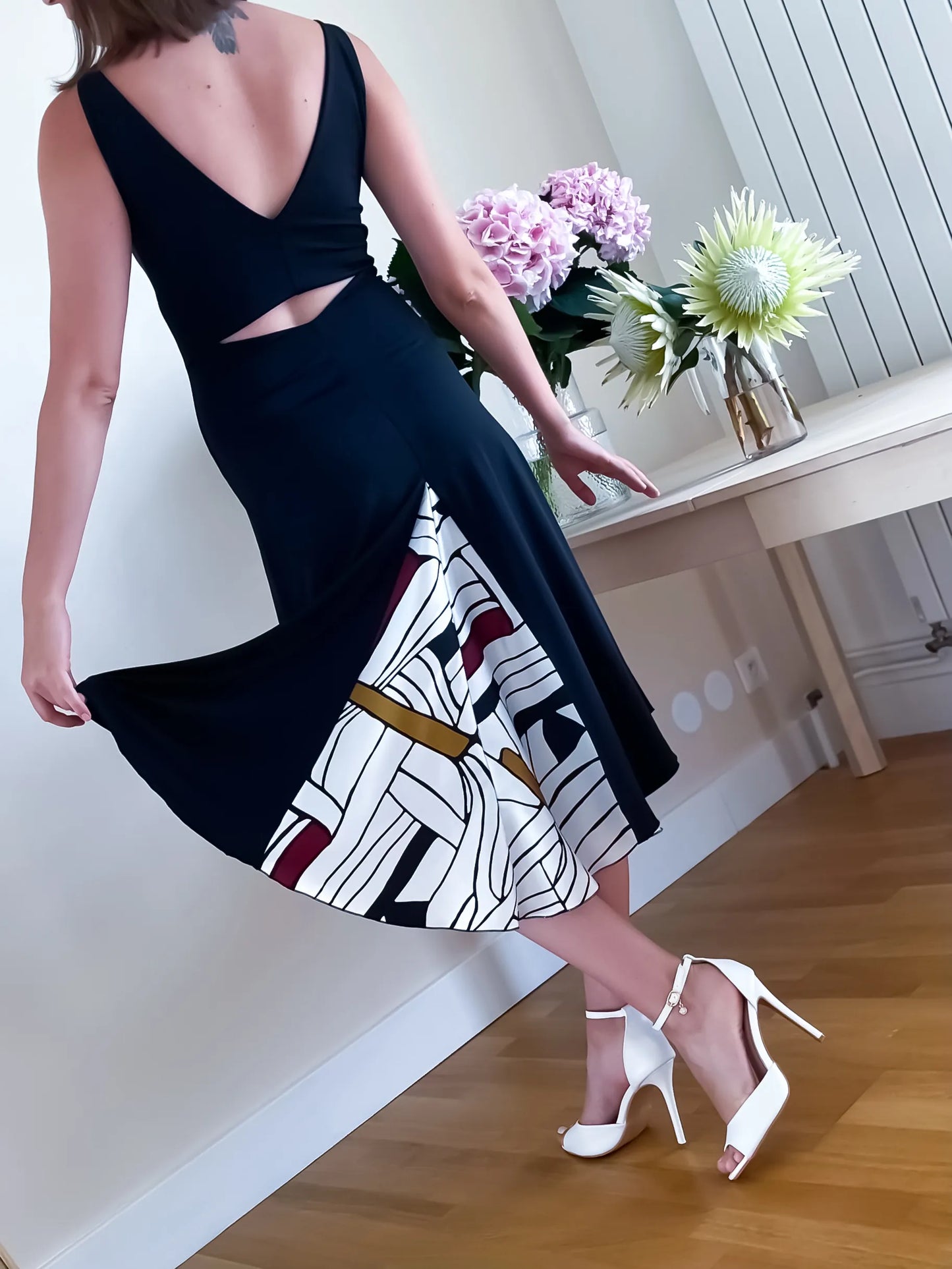 Exclusive tango dress with cut-out waist and elegant silk tail