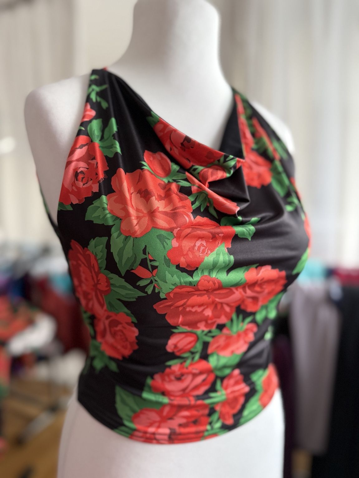 Women’s tango top in soft jersey with wide shoulder straps and a fitted silhouette.