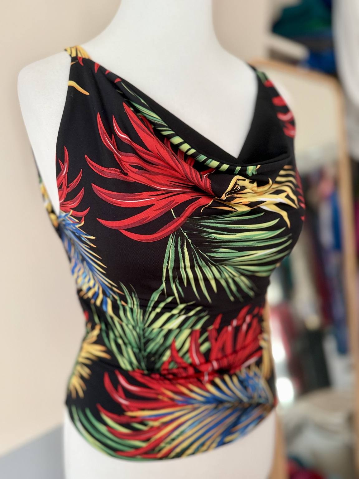 Women’s tango top in soft jersey with wide shoulder straps and a fitted silhouette.