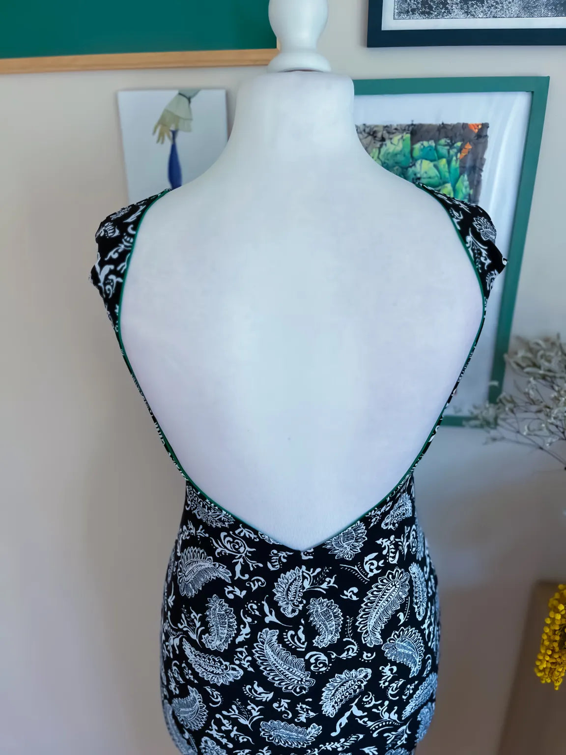 Schwarzes Tango-Kleid mit Print, grünem Kontrastfutter und offenem Rücken