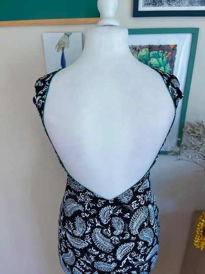 Schwarzes Tango-Kleid mit Print, grünem Kontrastfutter und offenem Rücken