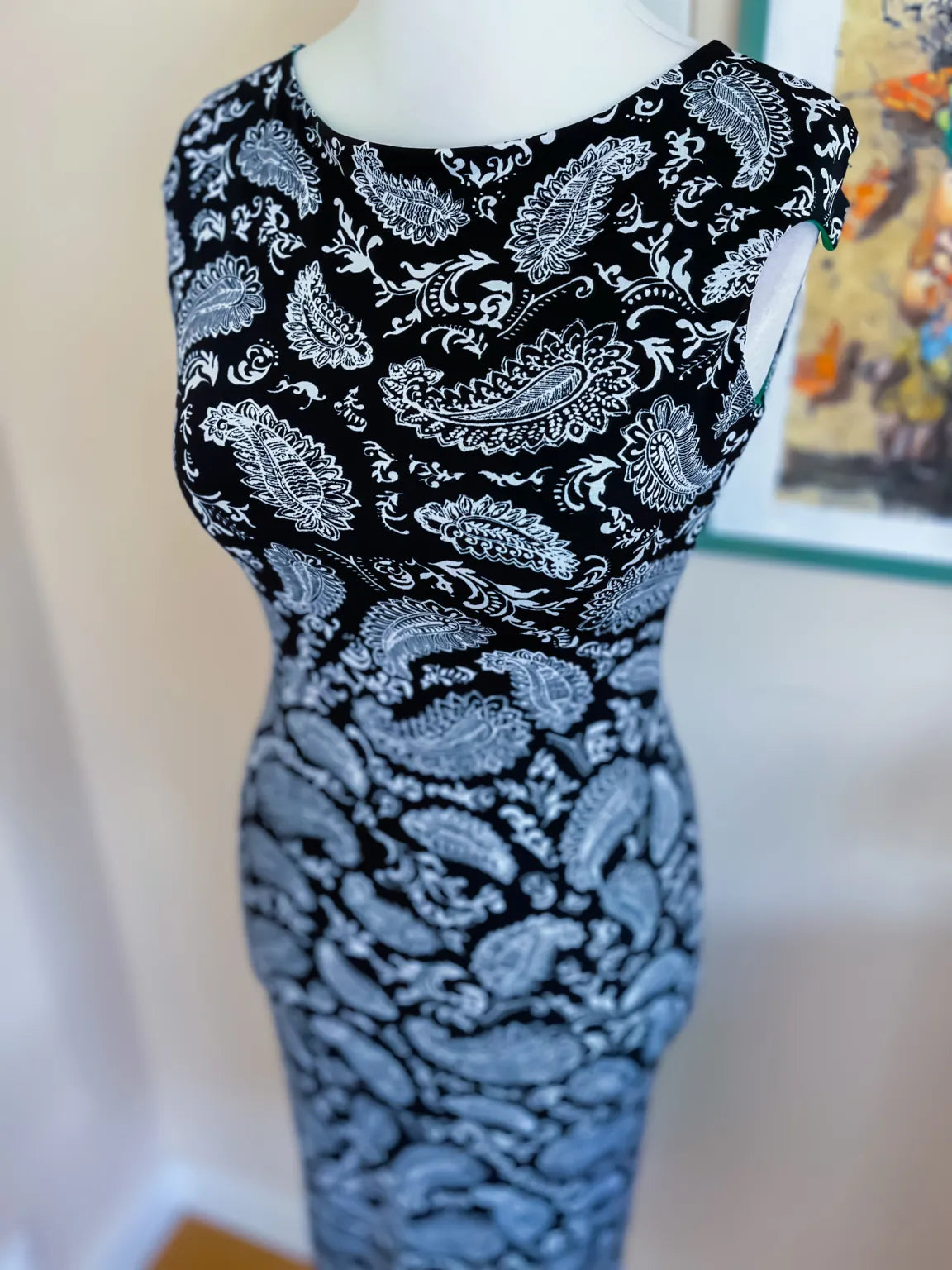 Schwarzes Tango-Kleid mit Print, grünem Kontrastfutter und offenem Rücken