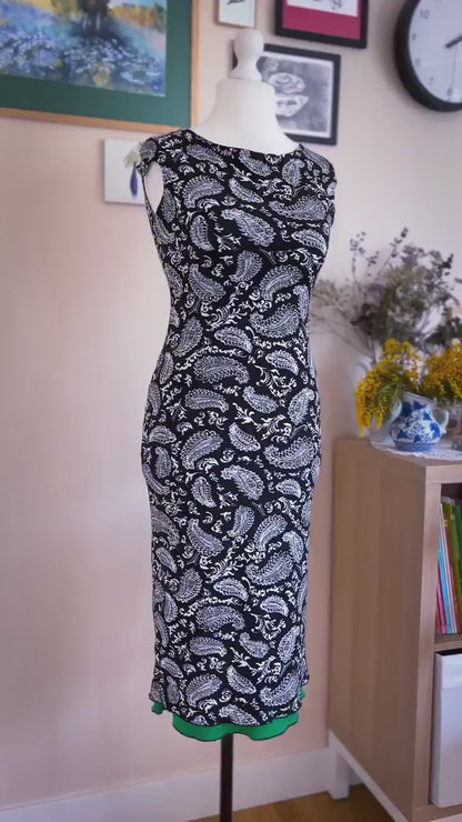 Schwarzes Tango-Kleid mit Print, grünem Kontrastfutter und offenem Rücken