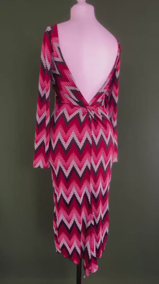 Unique tango dress in knit with knot accent and sleek fit