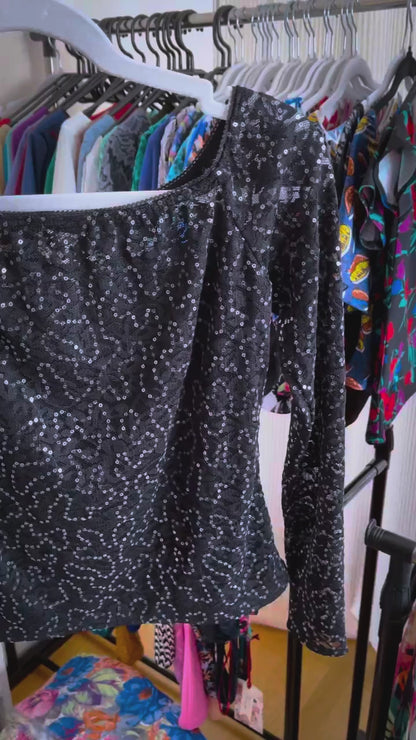 Refined lace off-shoulder top with lining for evening looks